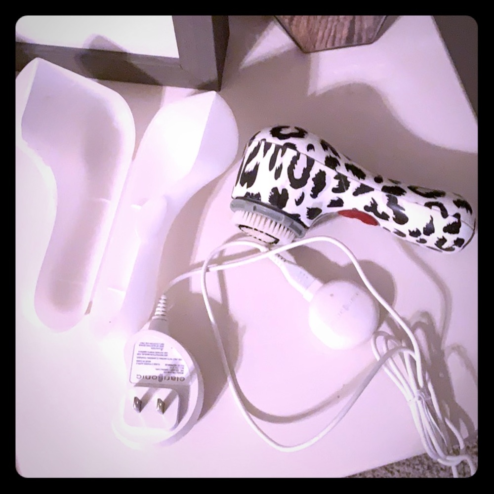Clarisonic with case and charger.